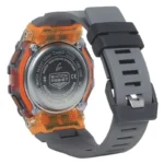Casio GBD-200SM-1A5DR تصویر 3 با نمایشگر مشکی و بند خاکستری در قاب رزین