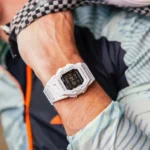 Casio GD-B500-7DR گالری 4 - نمای کنار با شیشه معدنی و بند سفید