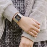 کاسیو A168WA-1W تصویر1 قاب مربعی بند استیل نقره‌ای با صفحه مشکی