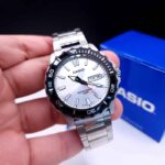 کاسیو MTD-125D-7A با قاب گرد و صفحه نقره‌ای، بند استیل نقره‌ای