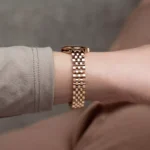 DW00100806 Ophelia Mini با بند استیل رزگلد و شیشه معدنی