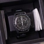 امگا سواچ MOONPHASE گالری تصویر 2 با بند پارچه‌ای مشکی و قاب سرامیکی