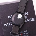 امگا سواچ MOONPHASE گالری تصویر 3 با بند پارچه‌ای مشکی و نمایش MOONPHASE