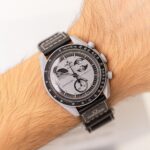 امگا سواچ EARTH PHASE تصویر 4 با قاب سرامیکی و بند پارچه‌ای مشکی