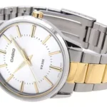 ساعت مچی Casio MTP-1303SG-7A با بند استیل طلایی و قاب نقره‌ای در نمای نزدیک