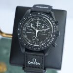 امگا سواچ MOONPHASE گالری تصویر 4 با بند پارچه‌ای مشکی و شیشه پلکسی گلاس