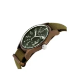 Timex TW2R37500 نمایی از قاب گرد با شیشه معدنی و صفحه سبز