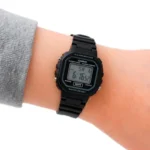 کاسیو LA-20WH-1A صفحه مشکی با شیشه رزین و بند رزین سیلیکون، نمای کنار