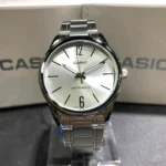 Casio MTP-V005D-7B تصویر 2 با صفحه نقره‌ای و شیشه معدنی