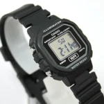 نمای نزدیک از کاسیو LA-20WH-1A با قاب رزین مشکی و بند سیلیکون، لبه‌های ساده