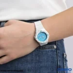 نمای نزدیک ساعت LRW200H-2C با بند سفید و صفحه آبی