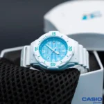 نمای کلی ساعت کاسیو LRW200H-2C با قاب رزین سفید و بند رابر سفید