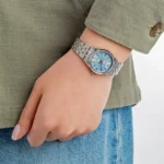 Casio LTP-1335D-2AVDF - نما Close-up از صفحه آبی و شیشه معدنی