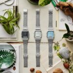 Casio AQ-230A-7AMQYDF نمایی با قاب مستطیل برنجی و روکش استیل و صفحه سبز