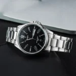 نمای نزدیک از ساعت کاسیو MTP-1384D-1AVDF با طراحی کلاسیک و بند استیل