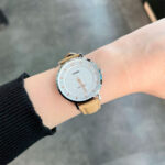 نمای نزدیک از ساعت کاسیو LTP-VT04L-7A1DF با صفحه کرم و بند چرم کرمی