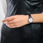 CASIO LTP-V005L-7B2UDF نمای دست با صفحه سفید و بند چرمی