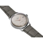 اورینت RA-AC0025N تصویر 1 – قاب استیل نقرهای بند چرم طوسی صفحه بژ