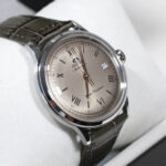 اورینت RA-AC0025N تصویر 2 – بند چرم طوسی، قاب استیل نقرهای صفحه بژ