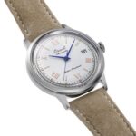 اورینت RA-AC0027S با بند چرم طبیعی قهوه‌ای، قاب استیل نقره‌ای، صفحه سفید و شیشه سافایر