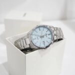 ساعت مچی کاسیو MTP-1302DA-2A2 با قاب برنجی روکش استیل و صفحه آبی – نمای کنار با بند استیل