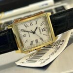 Casio MTP-B190GL-7B2: قاب طلایی مستطیلی با بند چرم مشکی