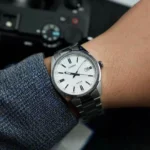 کاسیو MTP-1302DA-7A نمای جانبی با قاب نقرهای و بند استیل