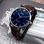 نمای باز با جزییات قاب استیل نقرهای و بند چرمی در ساعت MTP-VT01L-2BUDF