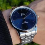 Q&Q C212-212 تصویر 1 با صفحه سرمهای و بند استیل