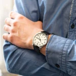 ساعت مچی کلاسیک Q&Q مدل C32A-006 قاب گرد نقرهای و بند استیل مشکی — تصویر 4