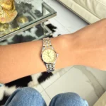 ساعت مچی زنانه Q&Q مدل C50A-002 با طراحی کلاسیک، بند استیل طلایی و صفحه طلایی