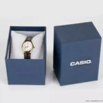 نمای نزدیک Casio LTP-1094Q-7B5RDF با صفحه سفید و بند قهوهای — گالری 4