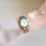 Casio LTP-1129G-7A تصویر 4 - صفحه سفید، بند استیل نقرهای، قاب گرد
