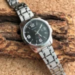 Casio LTP-1314D-1A تصویر 3 صفحه مشکی و بند فلزی استیل