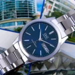 نمایش دقیق از ساعت مچی کلاسیک Q&Q CD06-202 با صفحه سرمهای و بند استیل، قاب نقرهای