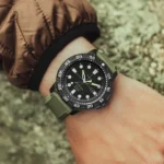 TIMEX TW4B25400 گالری تصویر 2 بند زیتونی قاب مشکی رزین اکریلیک