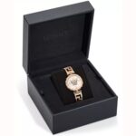 VERSACE VVE0B00625 نگاه کلی به ساعت با صفحه سفید و بند رزگلد