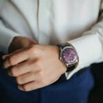 Orient RA-AC0032V - نمایی از بدنه استیل و صفحه بنفش گرادیان
